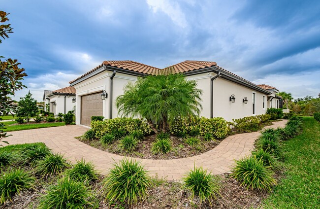 Building Photo - Beautiful Pool home in Starkey Ranch