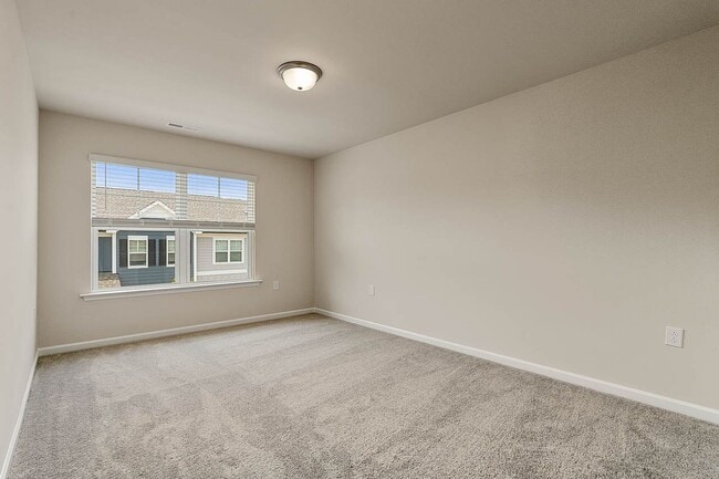 Building Photo - Cozy Townhome with 2 car garage!
