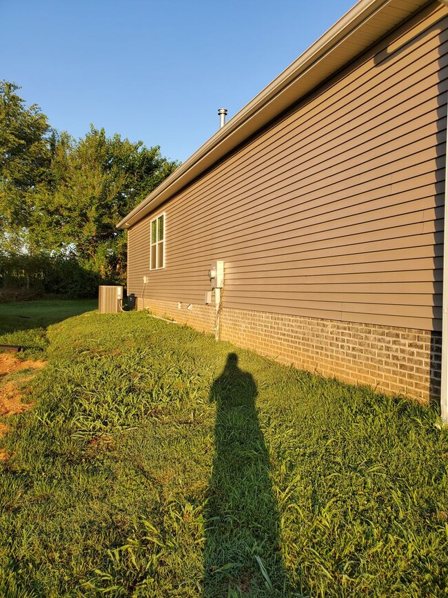 Building Photo - 3 Bedroom, 2 Bath, 2 Car Garage