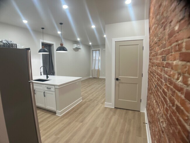 Building Photo - 121 W Sharpnack St