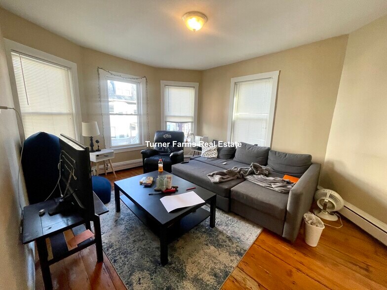 Primary Photo - 44 Hillside St