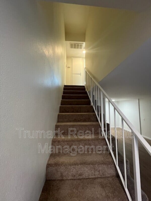 Building Photo - 2719 Montrose Ave