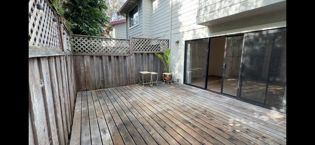 Building Photo - Charming Live Oak Townhome – Completely Renovated & Move-In Ready!