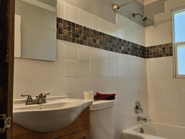 Building Photo - 25 N Marguerite Ave