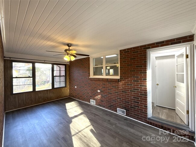 Building Photo - 2023 Robin Rd