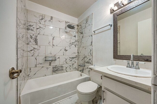 Building Photo - Charming Single-Level Townhome with Modern Flooring & Update Bathroom & Kitchen
