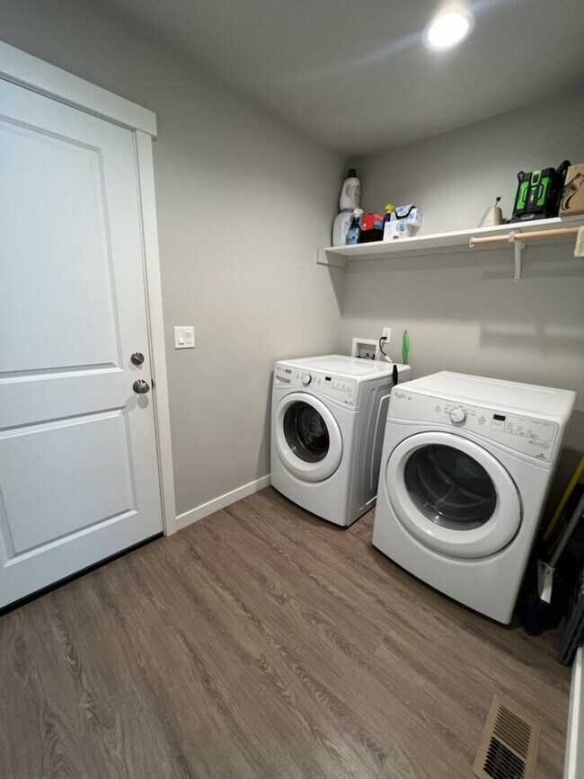 Building Photo - 3 bed/2 bath rambler style home! Double ga...