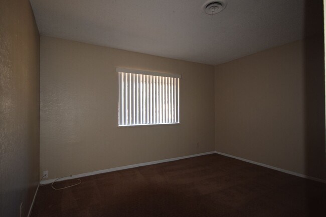 Building Photo - Cozy single story condo close to the commu...