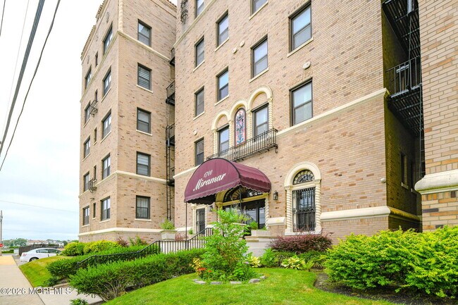 Building Photo - 1700 Webb St