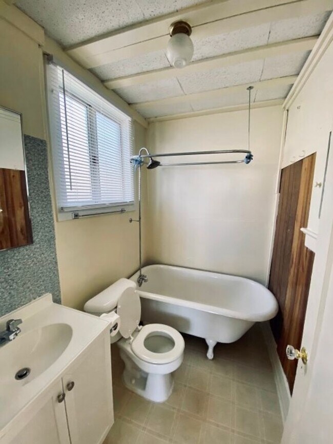 Building Photo - Quaint 1 Bed 1 Bath Home in Medford