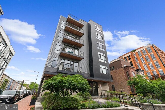 Building Photo - 911 2nd St NE