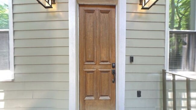 Building Photo - Well-Kept 2-Bedroom, 1-Bath Home in a Desirable Location!