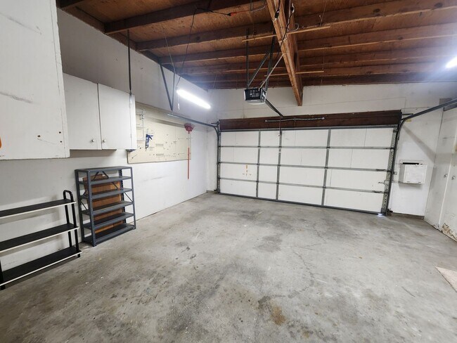 Building Photo - Adorable 2 Bed, 2 Bath Home in a 55+ Commu...