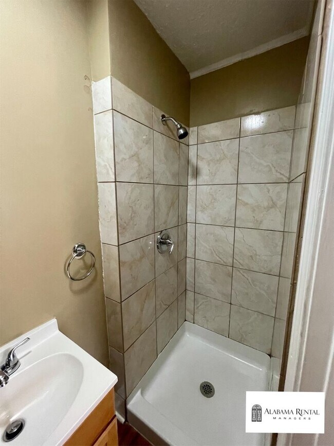 Building Photo - Great Home Available for Rent! View with 4...