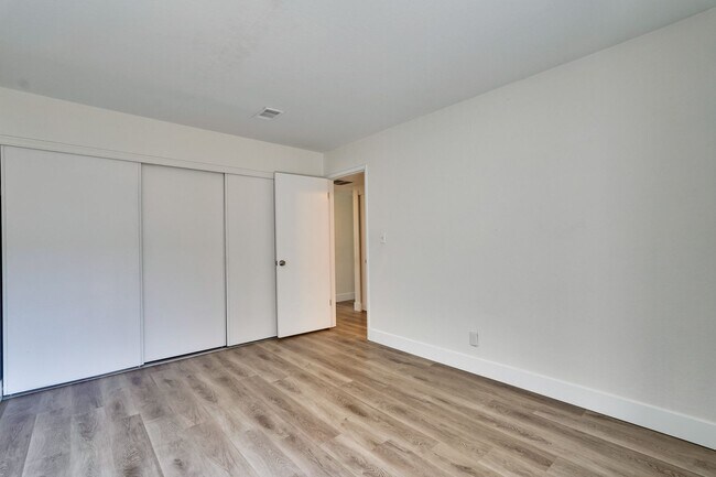 Building Photo - 947 // Duplex