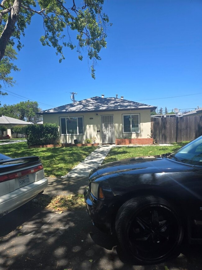 Building Photo - 512 Carpenter St