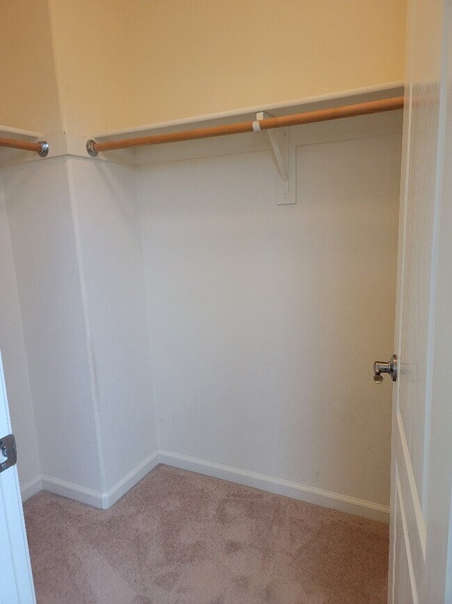 Building Photo - 3 Bedroom 3 bath house with a loft for rent in Folsom in the Parkway.  Solar & 240V Electric Car ...