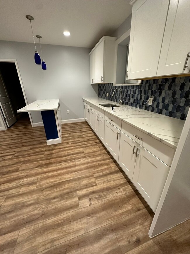 Building Photo - Spacious Modern 1st Floor Apartment w/ Fin...