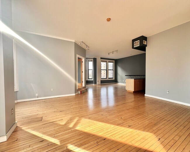 Building Photo - Oversized Downtown 1 Bed, 1 Bath + Den Condo!