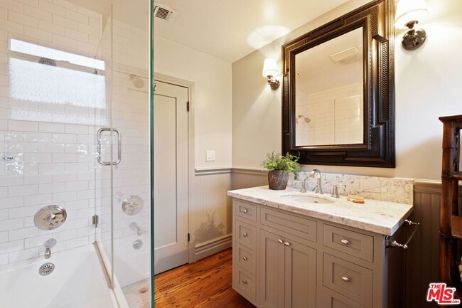 Building Photo - 1438 N Orange Grove Ave