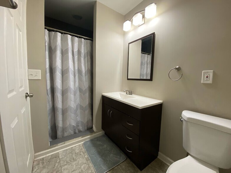 Master Bathroom - 1524 Woodland Cir SE