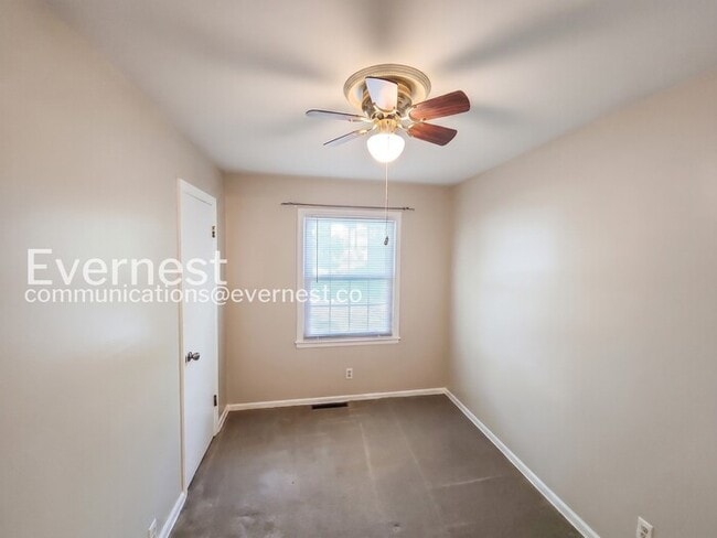 Building Photo - 3 Bed/2 Bath Home with Fenced Yard & Garage / Coming Soon!