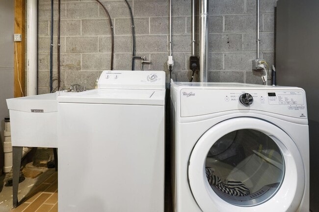 Building Photo - 9591 Hillside Dr