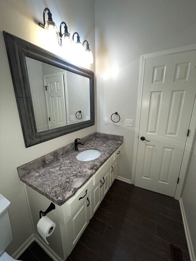 Building Photo - 5 Bedroom, 3 Bathroom California Split Sty...