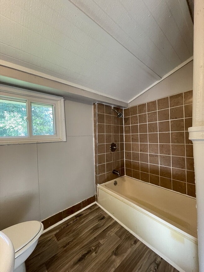 Building Photo - 419 Douglas St