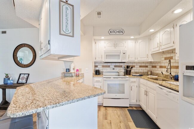 Building Photo - 4242 Pinehurst Cir