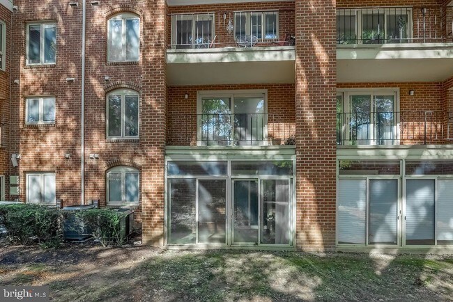 Building Photo - 1809 N Uhle St