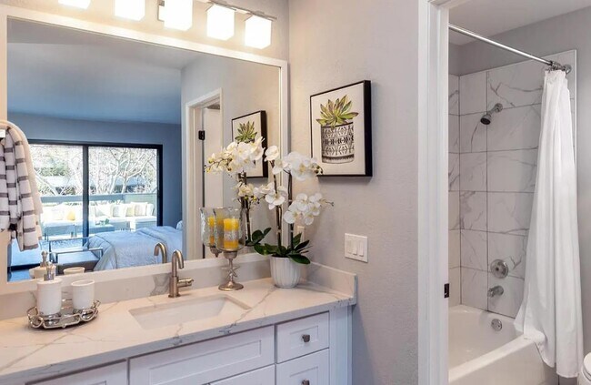 Building Photo - 1157 Shoreline Dr