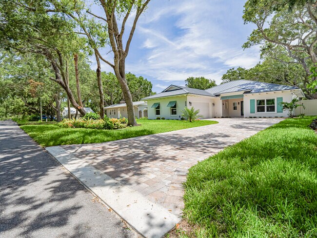 Building Photo - 9340 Frangipani Dr