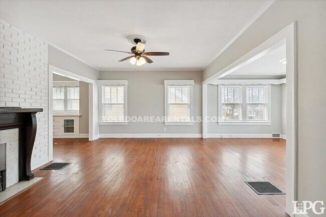 Building Photo - 4138 N Lockwood Ave