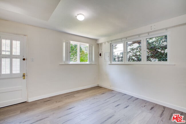 Building Photo - 10309 Chrysanthemum Ln