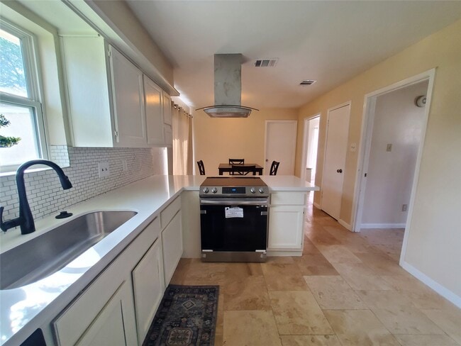 Building Photo - 2810 Arrowhead Dr