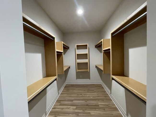 Building Photo - 1927 Sutton Ct