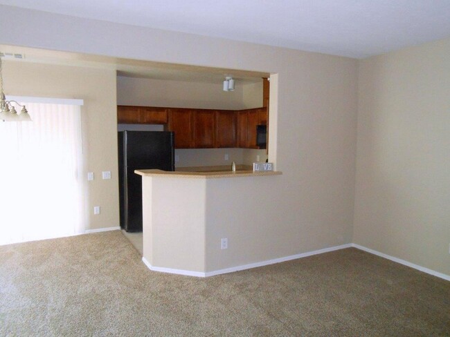 Building Photo - Great Large Condo w/Garage in NW gated Com...