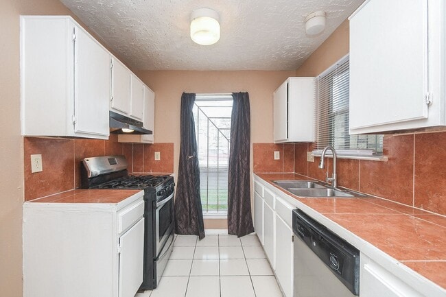 Building Photo - Southwest Houston 2 bedroom Brick Duplex with Private Yard