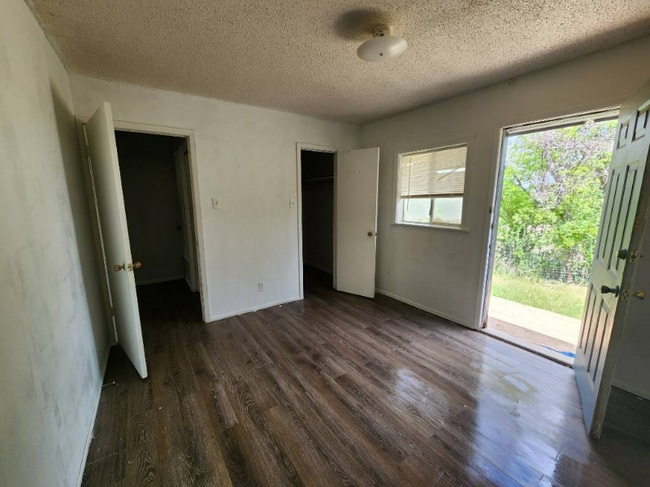 Building Photo - 1012 W 2nd St