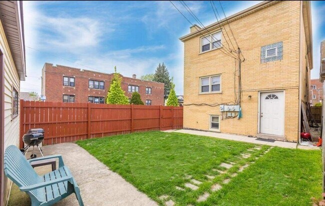 Building Photo - 5057 W Dakin St