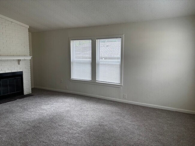 Building Photo - 4 Bedroom 2 Bath