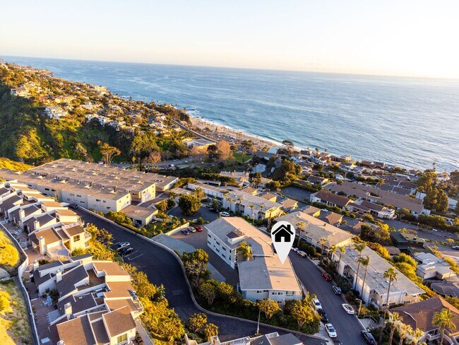 Building Photo - Stunning Ocean Views! 1 Bedroom Condo Avai...