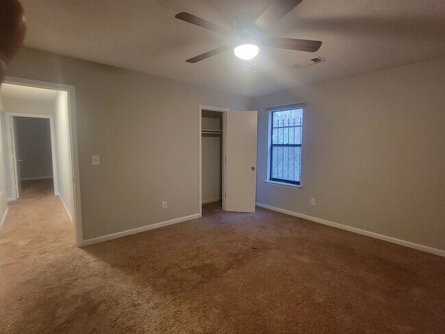 Building Photo - Super cute updated ranch! - Walk to Keningston Train Station - Self-Showings Available.