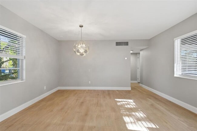 Building Photo - 405 Shore Dr E