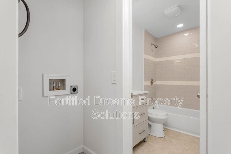 Building Photo - 1903 Larkin St