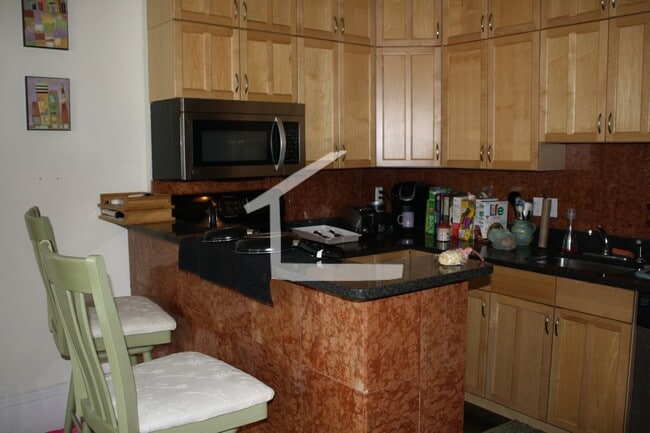 Building Photo - Washington Sq. Location. 3 Full Bathrooms, Porch, Central Heat/AC