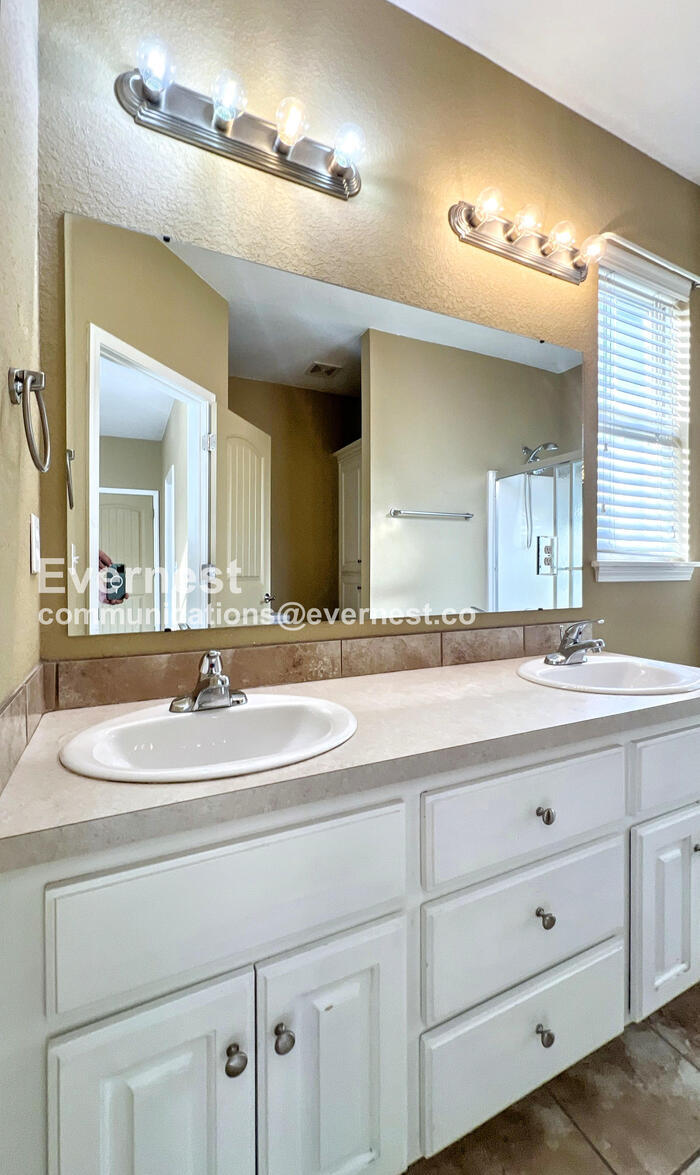 Building Photo - 5245 Overland Dr