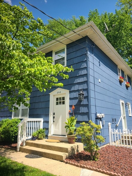 Primary Photo - 258 Evergreen Ave