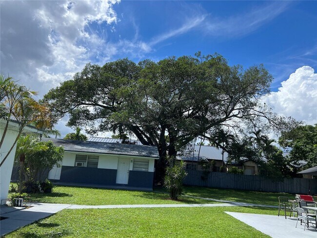 Building Photo - 325 NE 2nd St